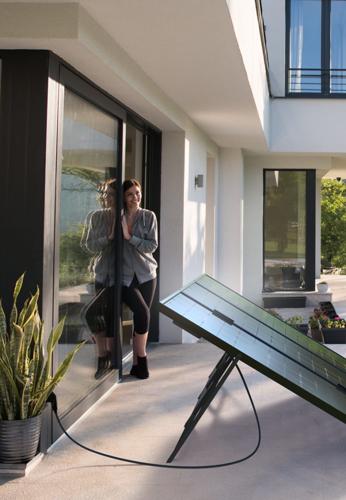 Panneau solaire plug and play sur terrasse moderne