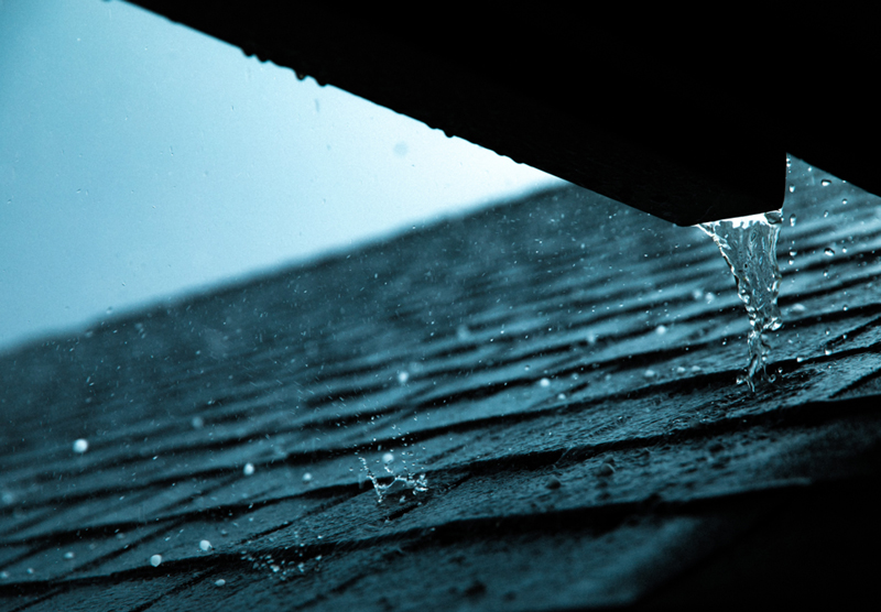 pluie sur toit en tuiles